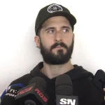L'attaquant du Canadien de Montréal, Phillip Danault, en conférence de presse devant les médias.