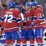 24 avril 2026 ; Montréal, Québec, Canada ; L\'attaquant des Canadiens de Montréal, Kirby Dach (77), célèbre avec ses coéquipiers après avoir marqué un but face au gardien du Lightning de Tampa Bay, Andrei Vasilevskiy (88), au cours de la deuxième période du troisième match du premier tour des séries éliminatoires de la Coupe Stanley 2026, au Centre Bell.