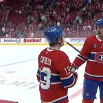 Cole Caufield et Chris Kreider, sur la glace du Centre Bell, après la victoire du Canadien de Montréal contre les Sénateurs d'Ottawa.