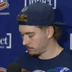 L'attaquant du Canadien de Montréal, Florian Xhekaj, en conférence de presse devant les médias.