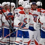 4 janvier 2026 ; Dallas, Texas, États-Unis ; Le défenseur des Canadiens de Montréal, Lane Hutson (48), célèbre avec ses coéquipiers après avoir inscrit le but décisif contre les Stars de Dallas lors de la prolongation à l\'American Airlines Center.