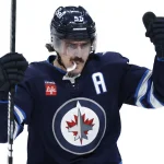 27 décembre 2025 ; Winnipeg, Manitoba, Canada ; Mark Scheifele (55), centre des Jets de Winnipeg, célèbre un but marqué face aux Wild du Minnesota au cours de la deuxième période au Canada Life Centre.