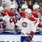 19 septembre 2026; Toronto, Ontario, Canada; Le défenseur des Canadiens de Montréal, Maksymilian Szuber (79), célèbre son but marqué contre les Maple Leafs de Toronto en troisième période au Scotiabank Arena avec ses coéquipiers sur le banc.