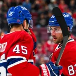 19 septembre 2026 ; Montréal, Québec, Canada ; le défenseur des Canadiens de Montréal Alexandre Carrier (45) discute avec l\'ailier gauche Lucas Condotta (82) lors du match contre les Maple Leafs de Toronto au cours de la première période au Centre Bell.