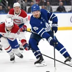 19 septembre 2026 ; Toronto, Ontario, Canada ; l'attaquant des Maple Leafs de Toronto, Jack Roslovic (96), tente de passer la rondelle devant le défenseur des Canadiens de Montréal, David Reinbacher (64), en troisième période à la Scotiabank Arena.