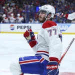 29 avril 2026 ; Tampa, Floride, États-Unis ; Kirby Dach (77), centre des Canadiens de Montréal, exulte après avoir marqué un but contre le Lightning de Tampa Bay en deuxième période lors du cinquième match de la première ronde des séries éliminatoires de la Coupe Stanley 2026 à la Benchmark International Arena.