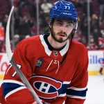 13 novembre 2025 ; Montréal, Québec, Canada ; Kirby Dach (77), centre des Canadiens de Montréal, observe l\'échauffement avant le match contre les Stars de Dallas au Centre Bell.