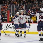 21 décembre 2024 ; Philadelphie, Pennsylvanie, États-Unis ; le défenseur des Blue Jackets de Columbus Jake Christiansen (2) célèbre son but avec l\'ailier gauche Dmitri Voronkov (10), le défenseur Ivan Provorov (9) et l\'ailier droit Kirill Marchenko (86) face aux Flyers de Philadelphie durant la troisième période au Wells Fargo Center.