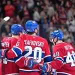 29 janvier 2026; Montréal, Québec, Canada; L'attaquant des Canadiens de Montréal, Juraj Slafkovsky (20), célèbre avec ses coéquipiers, l'attaquant Oliver Kapanen (91) et le défenseur Lane Hutson (48), après avoir marqué un but contre l'Avalanche du Colorado en troisième période au Centre Bell.