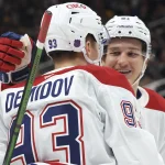 21 décembre 2025 ; Pittsburgh, Pennsylvanie, États-Unis ; Oliver Kapanen (91), centre des Canadiens de Montréal, félicite l\'ailier droit Ivan Demidov (93) pour son but marqué contre les Penguins de Pittsburgh au cours de la deuxième période à la PPG Paints Arena.