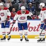 19 septembre 2026; Toronto, Ontario, Canada; L'attaquant des Canadiens de Montréal, Phillip Danault (24), célèbre avec les défenseurs Noah Dobson (53) et Florian Xhekaj (63) après avoir marqué contre les Maple Leafs de Toronto en troisième période au Scotiabank Arena.