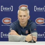 L'entraîneur-chef du Canadien de Montréal, Martin St-Louis, en conférence de presse devant les médias.