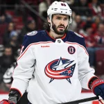 16 novembre 2024 ; Montréal, Québec, Canada ; Kirill Marchenko (86), ailier droit des Columbus Blue Jackets, observe le déroulement de la troisième période au Centre Bell.