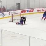Le gardien du Canadien de Montréal, Jakub Dobes, à l'entraînement en direct de Brossard.