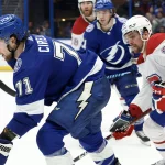 18 mars 2023 ; Tampa, Floride, États-Unis ; Anthony Cirelli (71), centre du Tampa Bay Lightning, patine avec le palet tandis qu\'Alex Belzile (60), ailier droit des Canadiens de Montréal, le marque de près lors de la troisième période à l\'Amalie Arena.