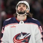 7 avril 2024 ; Raleigh, Caroline du Nord, États-Unis ; Kirill Marchenko (86), ailier droit des Columbus Blue Jackets, lève les yeux vers le ciel face aux Carolina Hurricanes lors de la première période à la PNC Arena.