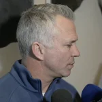 L'entraîneur-chef du Canadien de Montréal, Martin St-Louis, en conférence de presse devant les médias.