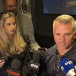 L'entraîneur-chef du Canadien de Montréal, Martin St-Louis, en conférence de presse devant les médias.