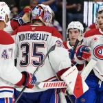 28 novembre 2025 ; Las Vegas, Nevada, États-Unis ; Le gardien des Canadiens de Montréal, Sam Montembeault (35), célèbre avec ses coéquipiers après la victoire 4-1 des Canadiens face aux Golden Knights de Vegas à la T-Mobile Arena.