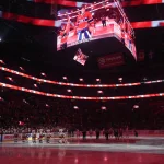 24 mars 2026 ; Montréal, Québec, Canada ; joueurs des Hurricanes de la Caroline et des Canadiens de Montréal pendant l'hymne national au Centre Bell.