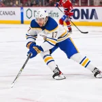 22 novembre 2022; Montréal, Québec, Canada; Tyson Jost (17), centre des Sabres de Buffalo, prend le contrôle de la rondelle face aux Canadiens de Montréal en troisième période au Centre Bell.