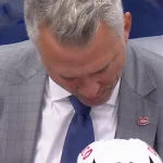 L'entraîneur-chef du Canadien de Montréal, Martin St-Louis, derrière le banc de son équipe face aux Maple Leafs de Toronto.