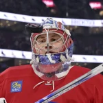 21 décembre 2024; Montréal (Québec), Canada; Cayden Primeau (30), gardien des Canadiens de Montréal, garde les yeux rivés sur la rondelle pendant l'échauffement avant un match contre les Red Wings de Detroit au Centre Bell.