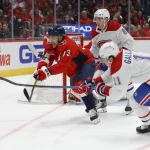 15 octobre 2022 ; Washington, District de Columbia, États-Unis ; Conor Sheary (73), ailier gauche des Capitals de Washington, et Brendan Gallagher (11), ailier droit des Canadiens de Montréal, se disputent la rondelle en première période au Capital One Arena.