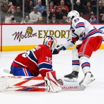 9 mars 2023; Montréal, Québec, Canada; Mika Zibanejad (93), centre des Rangers de New York, marque le but vainqueur contre Sam Montembeault (35), gardien des Canadiens de Montréal, lors de la séance de tirs de barrage au Centre Bell.