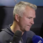 L'entraîneur-chef du Canadien de Montréal, Martin St-Louis, en conférence de presse devant les médias.