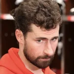 L'attaquant Dylan Larkin, en conférence de presse devant les médias.