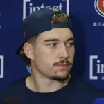 L'attaquant du Canadien de Montréal, Florian Xhekaj, en conférence de presse devant les médias.