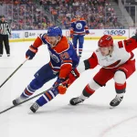 6 mars 2026 ; Edmonton, Alberta, Canada ; l\'attaquant des Oilers d\'Edmonton Leon Draisaitl (29) protège la rondelle face au défenseur des Hurricanes de la Caroline Alexander Nikishin (21) durant la troisième période au Rogers Place.