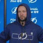 L'attaquant du Lightning de Tampa Bay, Nikita Kucherov, en conférence de presse devant les médias.
