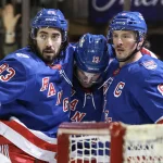 29 novembre 2025 ; New York, New York, États-Unis ; Le centre des Rangers de New York, J.T. Miller (8), célèbre avec le centre Mika Zibanejad (93) et l\'ailier gauche Alexis Lafrenière (13) après avoir marqué un but au cours de la deuxième période contre le Lightning de Tampa Bay au Madison Square Garden.