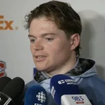 L'attaquant du Canadien de Montréal, Cole Caufield, en conférence de presse devant les médias.