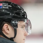 1er janvier 2026 ; Raleigh, Caroline du Nord, États-Unis ; le défenseur des Hurricanes de la Caroline, Alexander Nikishin (21), observe l'échauffement avant le match contre les Canadiens de Montréal au Lenovo Center.