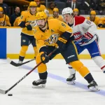 6 avril 2025 ; Nashville, Tennessee, États-Unis ; Filip Forsberg (9), ailier gauche des Predators de Nashville, patine avec la rondelle face aux Canadiens de Montréal durant la deuxième période à la Bridgestone Arena.
