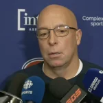Le directeur général du Canadien de Montréal, Kent Hughes, en conférence de presse devant les médias.