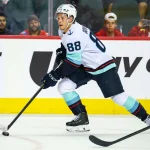 23 septembre 2025 ; Calgary (Alberta, Canada) ; David Goyette (88), centre du Kraken de Seattle, patine avec la rondelle face aux Flames de Calgary durant la troisième période au Scotiabank Saddledome.