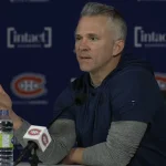 L'entraîneur-chef du Canadien de Montréal, Martin St-Louis, en conférence de presse devant les médias.