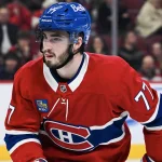 4 novembre 2025 ; Montréal, Québec, Canada ; Kirby Dach (77), centre des Canadiens de Montréal, observe le match contre les Flyers de Philadelphie lors de la troisième période au Centre Bell.