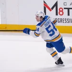 30 mars 2026 ; San Jose, Californie, États-Unis ; Dalibor Dvorsky (54), ailier droit des Blues de Saint-Louis, effectue une passe lors du troisième tiers-temps d'un match contre les Sharks de San Jose au SAP Center de San Jose.