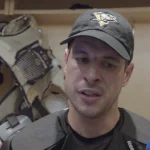 L'attaquant des Penguins de Pittsburgh, Sidney Crosby, en entrevue avec un média.