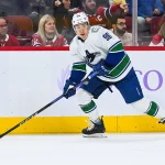12 novembre 2023; Montréal, Québec, Canada; L'ailier gauche des Canucks de Vancouver, Andrei Kuzmenko (96), contrôle la rondelle face aux Canadiens de Montréal durant la troisième période au Centre Bell.