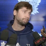 Le gardien des Maple Leafs de Toronto, Sergei Bobrovsky, en conférence de presse devant les médias.