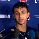 L'attaquant du Canadien de Montréal, Michael Hage, en conférence de presse devant les médias.