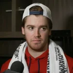 Le gardien du Canadien de Montréal, Jacob Fowler, en conférence de presse devant les médias.