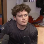 L'attaquant du Canadien de Montréal, Cole Caufield, en conférence de presse devant les médias.
