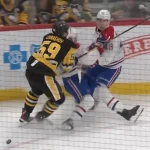 Alexandre Carrier s\'est blessé après avoir reçu une mise en échec de la part d\'Egor Chinakhov.